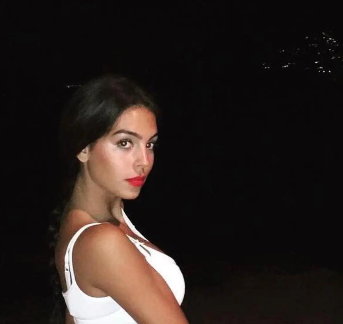 En 2016 regres&oacute; a Espa&ntilde;a y comenz&oacute; a trabajar como dependienta en una tienda Gucci en Madrid, donde conoci&oacute; al futbolista Cristiano Ronaldo, hecho que cambi&oacute; el rumbo de su vida personal y medi&aacute;tica.