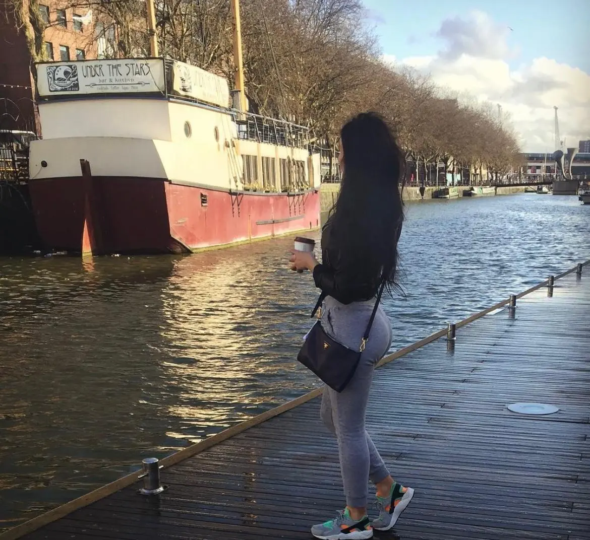 Tras concluir sus estudios, se mud&oacute; a Bristol, Reino Unido, donde trabaj&oacute; como ni&ntilde;era, etapa que represent&oacute; uno de sus primeros acercamientos a la independencia econ&oacute;mica.