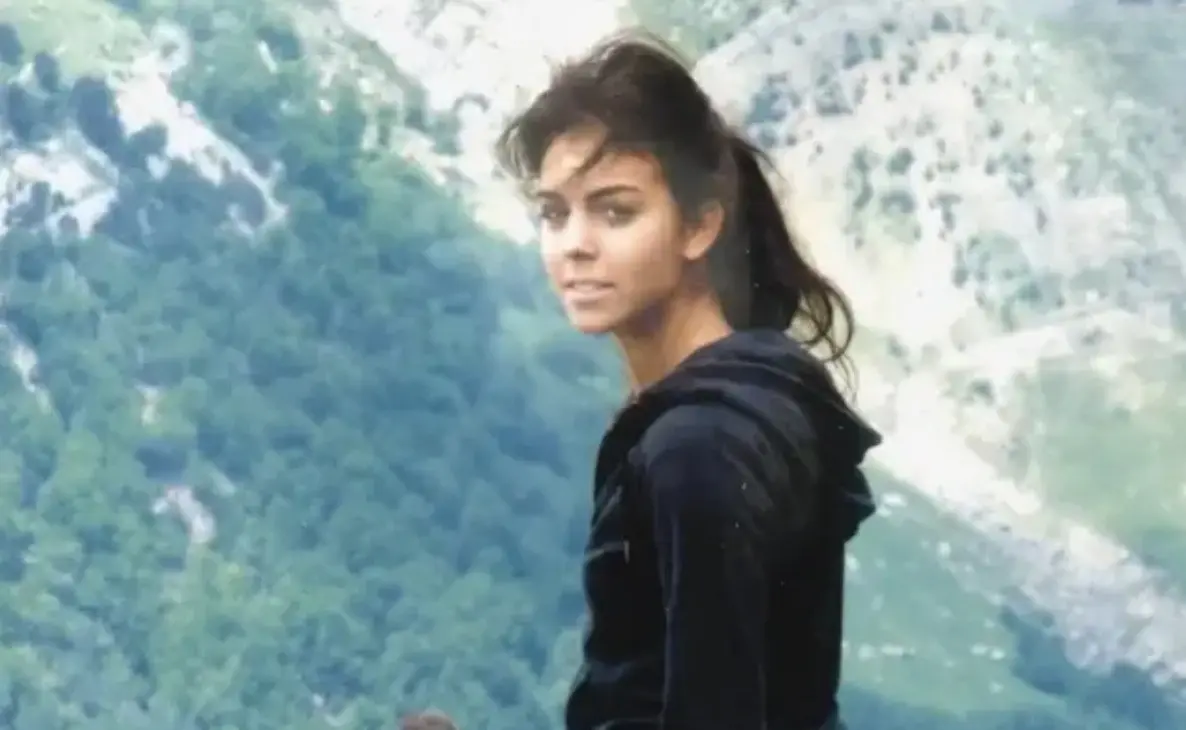 Georgina Rodr&iacute;guez naci&oacute; el 27 de enero de 1994 en Buenos Aires, Argentina, aunque creci&oacute; en Jaca, Espa&ntilde;a, en un entorno alejado del espect&aacute;culo que marc&oacute; su infancia y sus primeras aspiraciones personales.