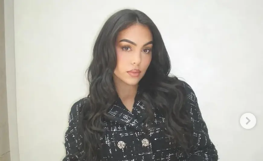 En el &aacute;mbito personal, es madre de dos hijas biol&oacute;gicas, Alana Martina y Bella Esmeralda, y tambi&eacute;n participa en la crianza de los otros hijos de Cristiano Ronaldo.