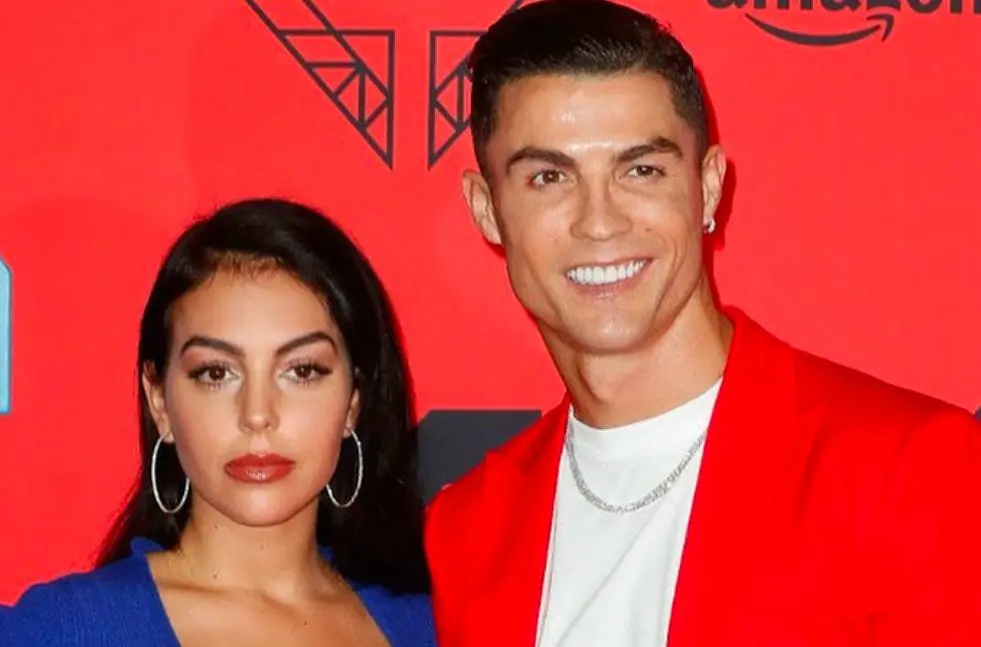 Su vida familiar ha estado marcada por momentos dif&iacute;ciles, como la p&eacute;rdida de uno de sus hijos mellizos en 2022, situaci&oacute;n que comparti&oacute; p&uacute;blicamente y que gener&oacute; empat&iacute;a entre sus seguidores.