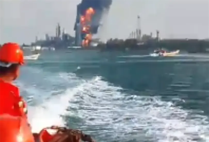 En el video se observa a varias personas con casco en una embarcaci&oacute;n peque&ntilde;a alej&aacute;ndose de la zona donde se produce el fuerte incendio que se ve tras ellos.