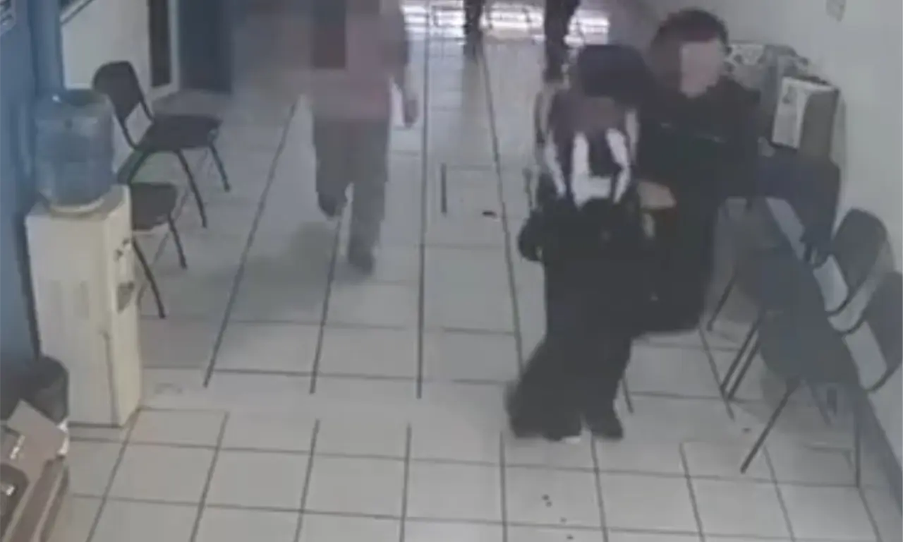  El joven que asesinó a dos maestras en Michoacán huyó al baño para esconderse, pero ahí fue detenido por sus compañeros. 