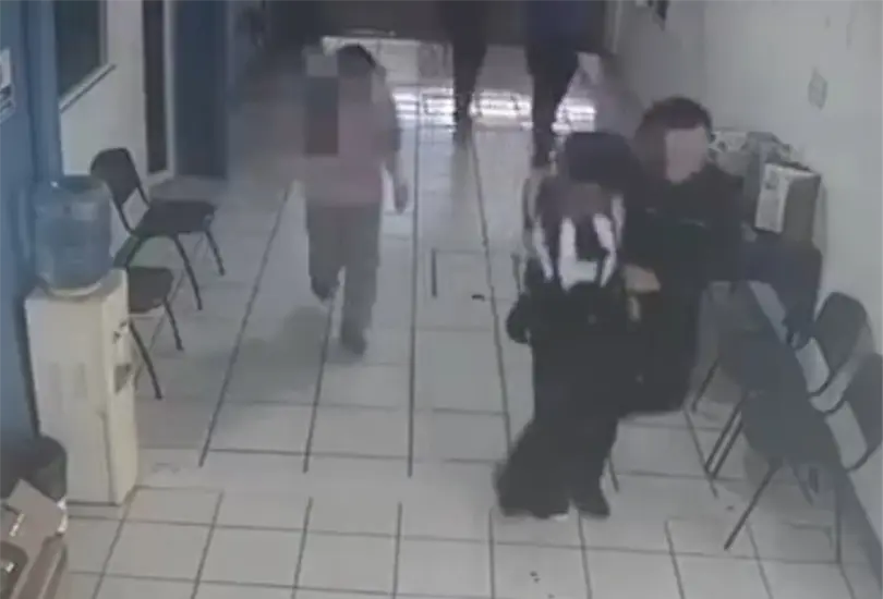 El joven que asesinó a dos maestras en Michoacán huyó al baño para esconderse, pero ahí fue detenido por sus compañeros. El joven que asesinó a dos maestras en Michoacán huyó al baño para esconderse, pero ahí fue detenido por sus compañeros.