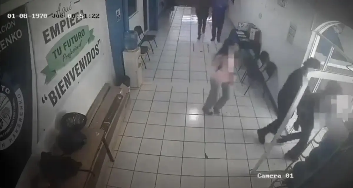 Los estudiantes, actuando en grupo, logran desarmarlo y reducirlo físicamente para evitar que continuara con el ataque. Captura de pantalla.