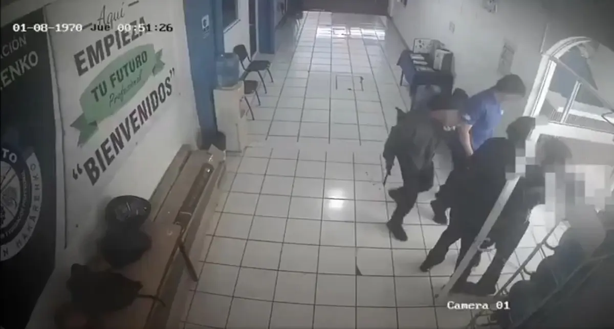 Las autoridades confirmaron que, cuando los elementos de seguridad arribaron a la escuela, el joven ya estaba sometido por sus compañeros. Captura de pantalla.