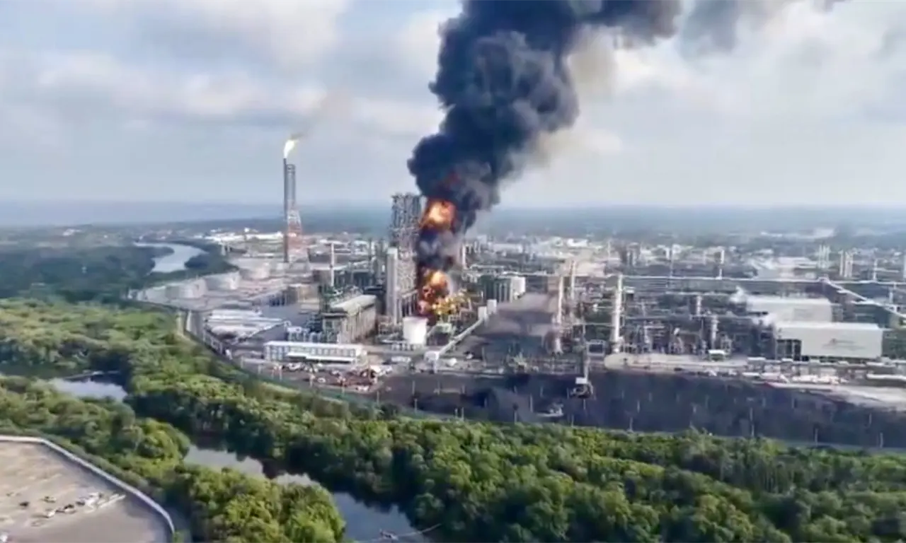  Sheinbaum y Pemex informan incendio en refinería Olmeca: fuego controlado en Dos Bocas 