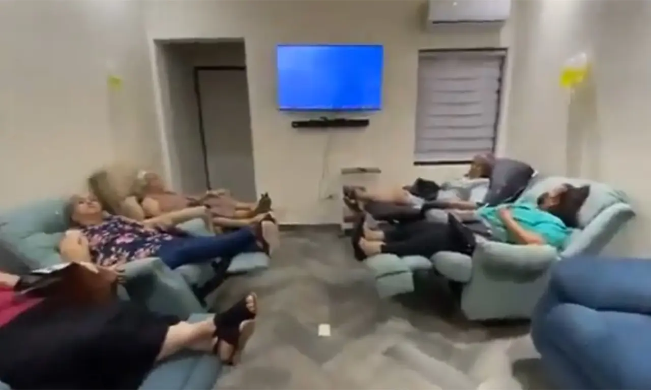  En las escenas se le observa manipulando los insumos y organizando el material previo a la aplicación de los sueros, acompañado por otra persona. 