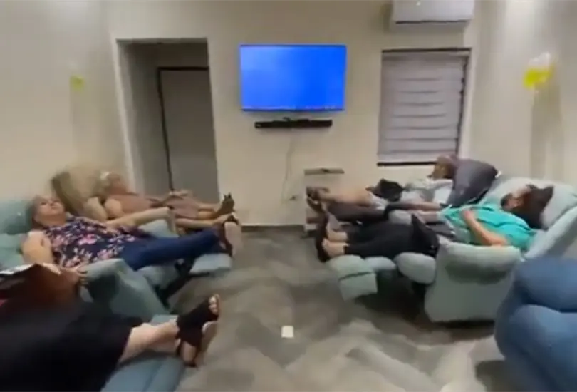 En las escenas se le observa manipulando los insumos y organizando el material previo a la aplicaci&oacute;n de los sueros, acompa&ntilde;ado por otra persona.