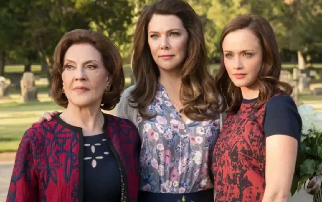 A varios años de su final, se estrenó 'Gilmore Girls: Un nuevo año', un revival que permitió reencontrarse con personajes muy queridos, pero también generó críticas por decisiones narrativas que no convencieron. Uno de los principales problemas fue que los personajes parecían estancados, sin una evolución clara respecto al final original. Además, el tono combinaba nostalgia con situaciones que no siempre encajaban, y el final dejó a muchos fans insatisfechos. A varios años de su final, se estrenó 'Gilmore Girls: Un nuevo año', un revival que permitió reencontrarse con personajes muy queridos, pero también generó críticas por decisiones narrativas que no convencieron. Uno de los principales problemas fue que los personajes parecían estancados, sin una evolución clara respecto al final original. Además, el tono combinaba nostalgia con situaciones que no siempre encajaban, y el final dejó a muchos fans insatisfechos.