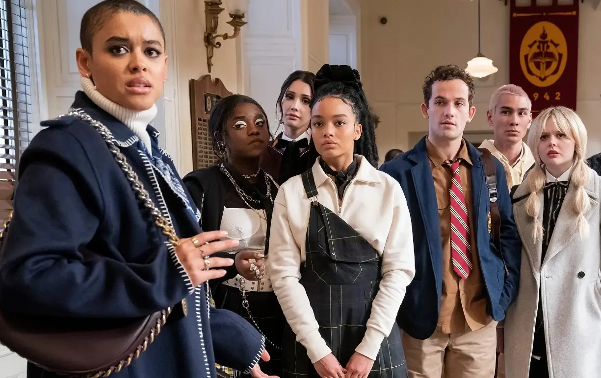 El reboot de 2021 intentó modernizar la historia con redes sociales, temas actuales y mayor diversidad. No obstante, uno de los principales problemas fue revelar desde el inicio quién era Gossip Girl, eliminando el misterio que mantenía enganchada a la audiencia en la versión original. Aunque participaron actores de la serie original, los nuevos personajes no lograron enganchar al público y la secuela fue cancelada después de dos temporadas. El reboot de 2021 intentó modernizar la historia con redes sociales, temas actuales y mayor diversidad. No obstante, uno de los principales problemas fue revelar desde el inicio quién era Gossip Girl, eliminando el misterio que mantenía enganchada a la audiencia en la versión original. Aunque participaron actores de la serie original, los nuevos personajes no lograron enganchar al público y la secuela fue cancelada después de dos temporadas.