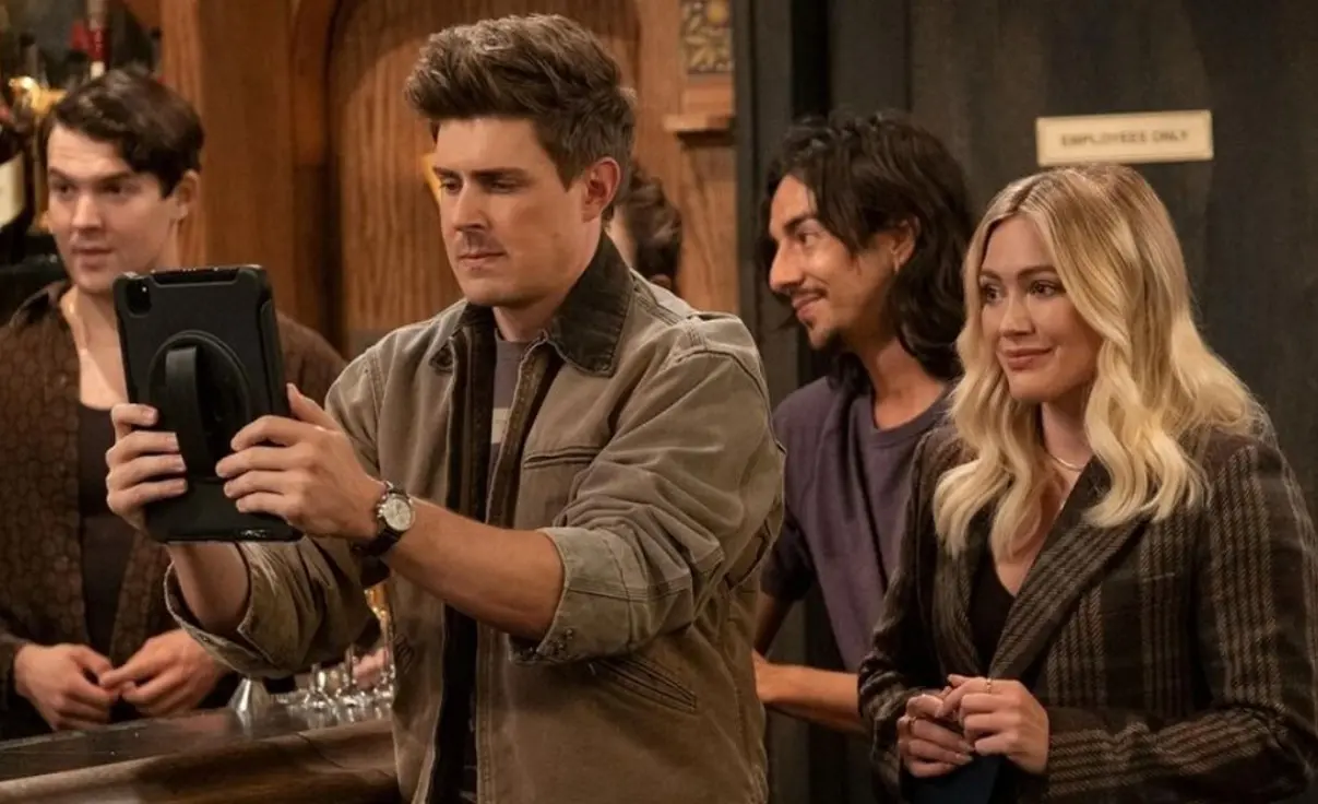 A varios años del final de 'How I Met Your Mother', se estrenó 'How I Met Your Father', un spin-off que intentó replicar la fórmula de narración con misterio y humor. Sin embargo, no logró el mismo nivel de conexión con el público. Los personajes fueron percibidos como menos carismáticos y, a menudo, era comparada con la serie original, por lo que fue cancelada después de dos temporadas. A varios años del final de 'How I Met Your Mother', se estrenó 'How I Met Your Father', un spin-off que intentó replicar la fórmula de narración con misterio y humor. Sin embargo, no logró el mismo nivel de conexión con el público. Los personajes fueron percibidos como menos carismáticos y, a menudo, era comparada con la serie original, por lo que fue cancelada después de dos temporadas.