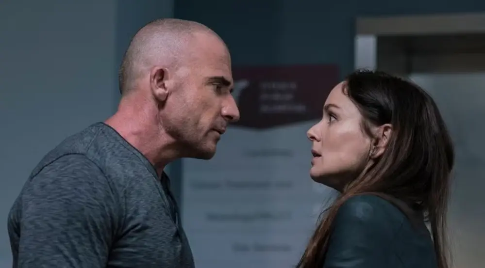 La serie original había cerrado la cuarta temporada con un final definitivo, por lo que el regreso con una quinta temporada generó altas expectativas. No obstante, revivir al personaje de Michael Scofield fue visto como una decisión forzada que rompía la coherencia de la historia. A diferencia de las primeras temporadas, donde el ingenio y los planes detallados eran clave, esta entrega apostó más por la acción y giros poco creíbles, lo que no gustó a los fans. La serie original había cerrado la cuarta temporada con un final definitivo, por lo que el regreso con una quinta temporada generó altas expectativas. No obstante, revivir al personaje de Michael Scofield fue visto como una decisión forzada que rompía la coherencia de la historia. A diferencia de las primeras temporadas, donde el ingenio y los planes detallados eran clave, esta entrega apostó más por la acción y giros poco creíbles, lo que no gustó a los fans.