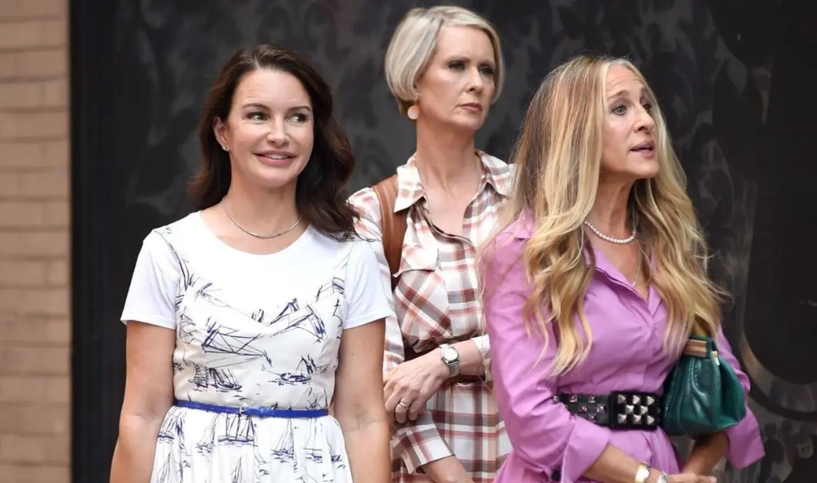 'Sex and the City' fue una de las series femeninas más populares de principios de los años 2000 por las historias de las protagonistas que desafiaban las normas sociales de esa época. Cuando se anunció 'And Just Like That...' hubo grandes expectativas porque estarían los personajes originales, pero la ausencia de Kim Cattrall (Samantha Jones), la inclusión forzada y el giro que le dieron a los personajes desató críticas y terminó con la cancelación de la serie. 'Sex and the City' fue una de las series femeninas más populares de principios de los años 2000 por las historias de las protagonistas que desafiaban las normas sociales de esa época. Cuando se anunció 'And Just Like That...' hubo grandes expectativas porque estarían los personajes originales, pero la ausencia de Kim Cattrall (Samantha Jones), la inclusión forzada y el giro que le dieron a los personajes desató críticas y terminó con la cancelación de la serie.