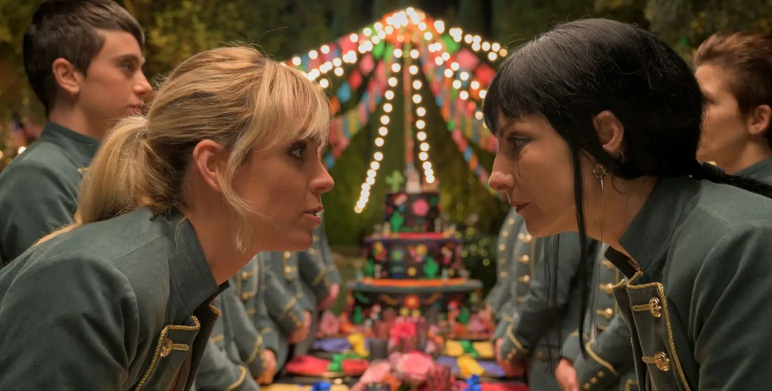 'Vis a vis: El oasis' intentó retomar la historia de Macarena y Zulema fuera de la cárcel. Sin embargo, gran parte del público sintió que perdió la esencia de la serie original, que se caracterizaba por su tensión dentro del entorno carcelario, sus múltiples personajes y conflictos intensos. Al centrarse solo en dos protagonistas y en una trama tipo atraco, la historia se volvió más simple y menos emocionante, lo que hizo que muchos la consideraran innecesaria. 'Vis a vis: El oasis' intentó retomar la historia de Macarena y Zulema fuera de la cárcel. Sin embargo, gran parte del público sintió que perdió la esencia de la serie original, que se caracterizaba por su tensión dentro del entorno carcelario, sus múltiples personajes y conflictos intensos. Al centrarse solo en dos protagonistas y en una trama tipo atraco, la historia se volvió más simple y menos emocionante, lo que hizo que muchos la consideraran innecesaria.