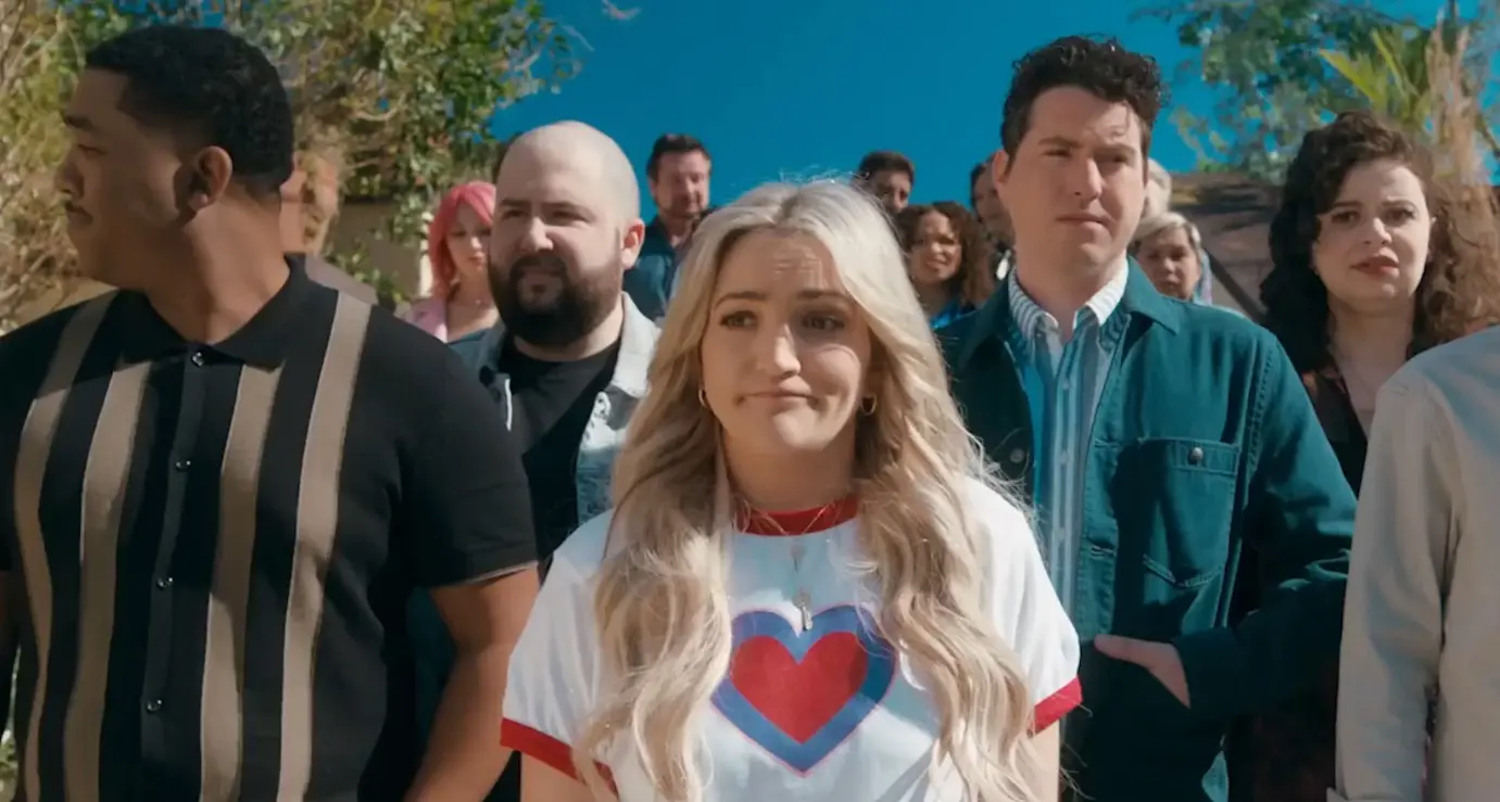 En 2023, la historia de 'Zoey 101' revivió a través de la película 'Zoey 102', que apostó por la nostalgia al reunir a los personajes años después, pero no logró mantener el encanto de la serie. La historia se enfocó en conflictos adultos sin el mismo humor ligero y dinámico de la serie original. Además, varios fans señalaron que los personajes ya no tenían la misma química y que el guion no supo equilibrar la nostalgia con una propuesta fresca. En 2023, la historia de 'Zoey 101' revivió a través de la película 'Zoey 102', que apostó por la nostalgia al reunir a los personajes años después, pero no logró mantener el encanto de la serie. La historia se enfocó en conflictos adultos sin el mismo humor ligero y dinámico de la serie original. Además, varios fans señalaron que los personajes ya no tenían la misma química y que el guion no supo equilibrar la nostalgia con una propuesta fresca.