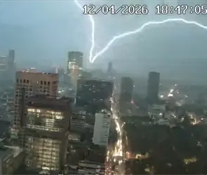 &iexcl;De miedo! Rayo impacta sobre CDMX y queda grabado desde la Torre Latino