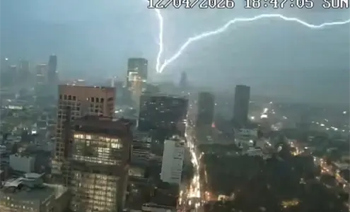 &iexcl;De miedo! Rayo impacta sobre CDMX y queda grabado desde la Torre Latino