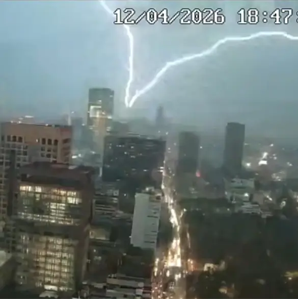 &iexcl;De miedo! Rayo impacta sobre CDMX y queda grabado desde la Torre Latino