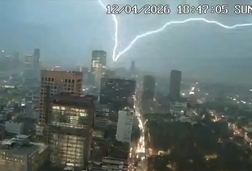 &iexcl;De miedo! Rayo impacta sobre CDMX y queda grabado desde la Torre Latino