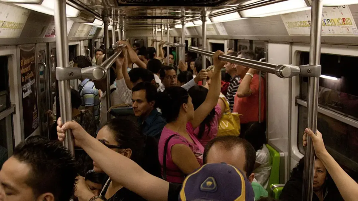 Acuerdo de última hora permite reanudar el servicio en las 12 líneas del Metro. Especial