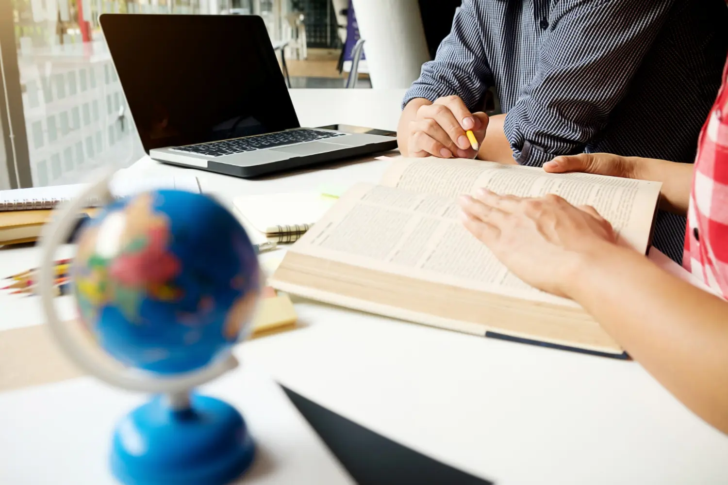 Los egresados analizan el comportamiento político, los sistemas de gobierno, las relaciones de poder y los procesos electorales. Su trabajo incluye investigación, asesoría política, análisis de opinión pública y estrategia de campañas. También pueden colaborar en medios de comunicación, think tanks o instituciones académicas, interpretando fenómenos sociales y políticos para la toma de decisiones.<br>