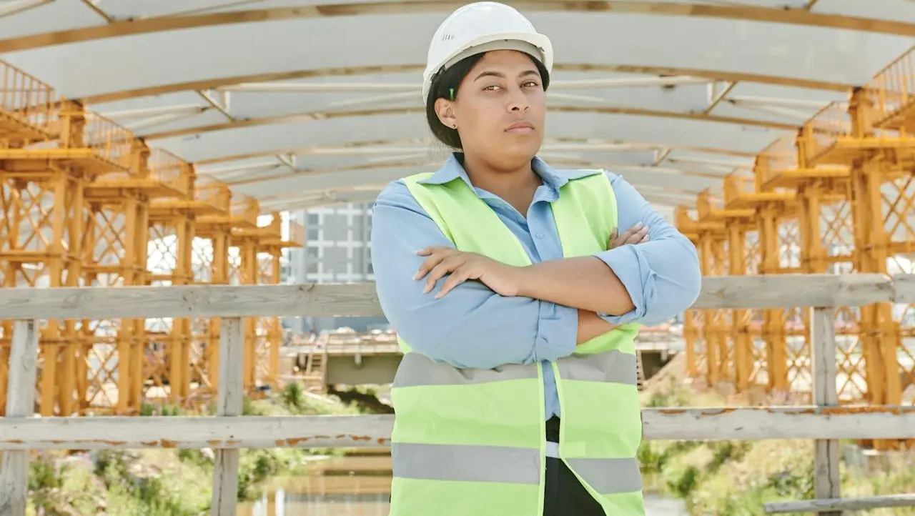 Los ingenieros civiles planean, diseñan y supervisan obras de infraestructura como carreteras, puentes, edificios, presas y sistemas de agua potable. Se encargan de garantizar la seguridad, funcionalidad y durabilidad de las construcciones. <br>Además, administran recursos, coordinan equipos de trabajo y aseguran el cumplimiento de normas técnicas y ambientales en cada proyecto.