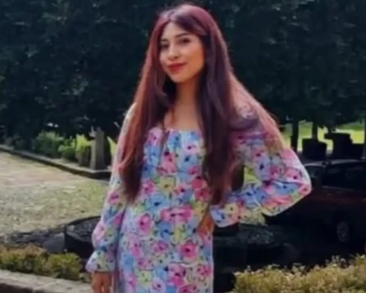 En paralelo, otros elementos incrementan las sospechas: el celular de la víctima registró actividad horas después de su muerte, y el presunto agresor eliminó sus redes sociales y permanece ilocalizable. X.