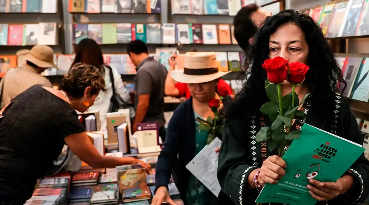 Como es costumbre, al adquirir libros, los asistentes recibirán una rosa como símbolo del evento, reforzando su identidad cultural. 