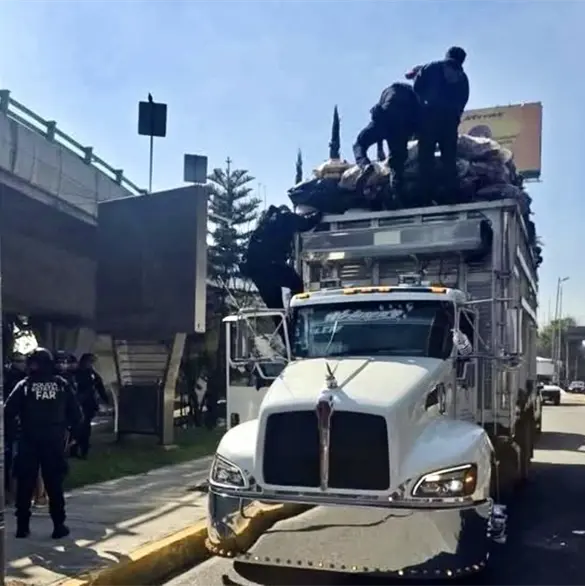 Recolectores de basura mueren tras chocar con puente peatonal en Naucalpan Recolectores de basura mueren tras chocar con puente peatonal en Naucalpan