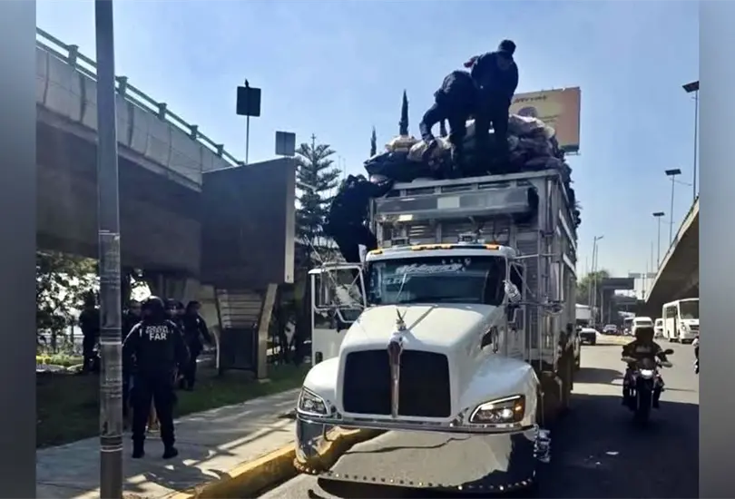 Recolectores de basura mueren tras chocar con puente en Naucalpan Recolectores de basura mueren tras chocar con puente en Naucalpan