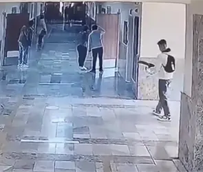 Exalumno irrumpe armado en escuela; deja un muerto y 16 heridos tras el ataque