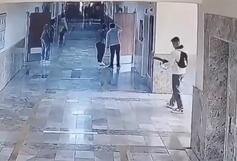 Exalumno irrumpe armado en escuela; deja un muerto y 16 heridos tras el ataque