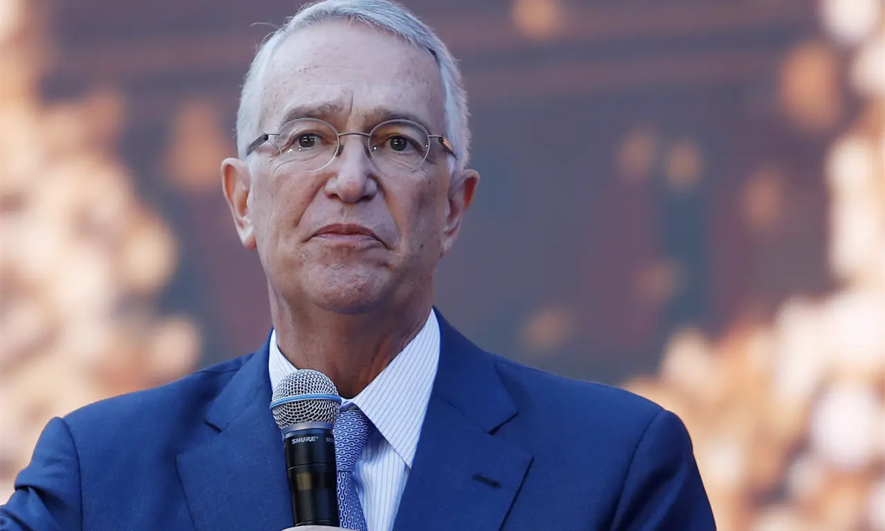  Salinas Pliego explota contra Sheinbaum: compara lonas de Profeco con “narcomantas” 