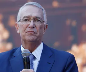 Salinas Pliego explota contra Sheinbaum: compara lonas de Profeco con "narcomantas"