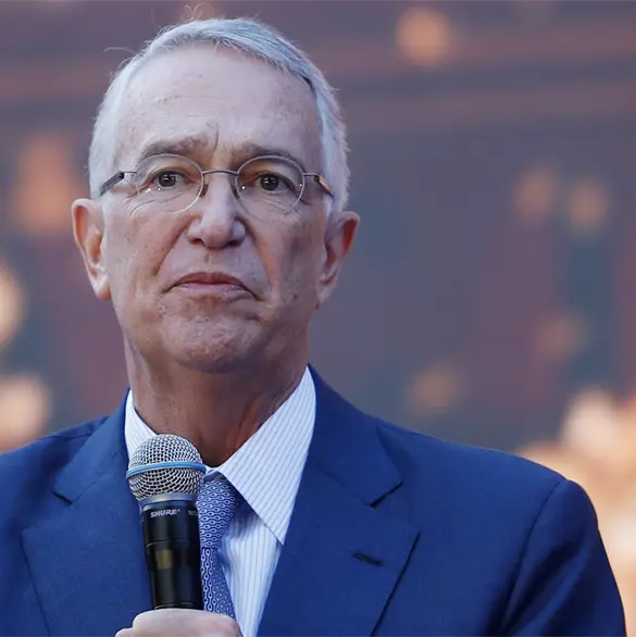 Salinas Pliego explota contra Sheinbaum: compara lonas de Profeco con "narcomantas"