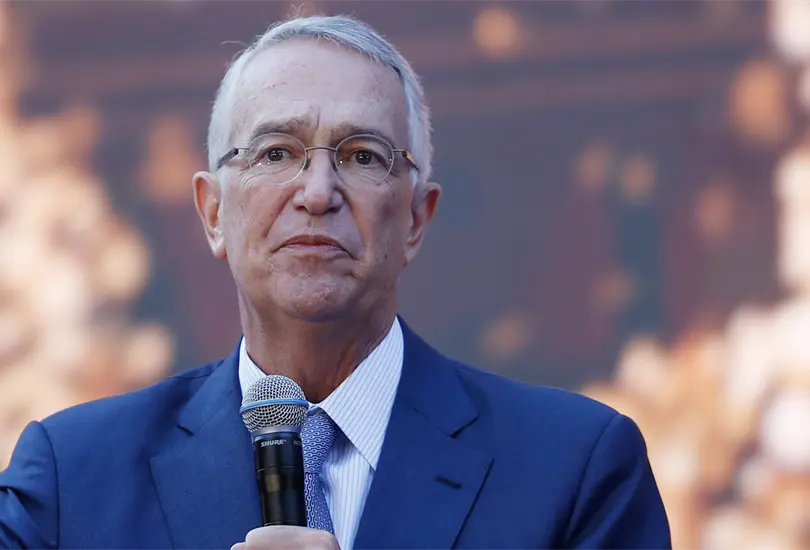 Salinas Pliego explota contra Sheinbaum: compara lonas de Profeco con "narcomantas"