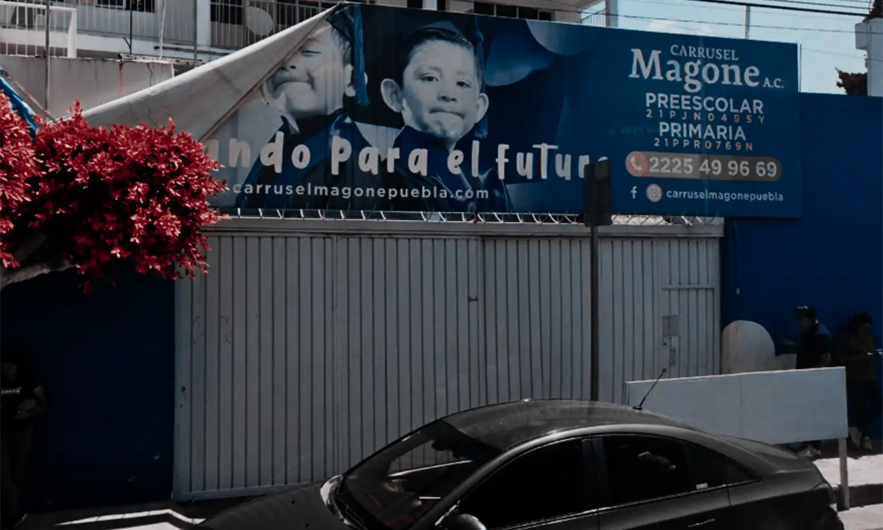  El espacio está conectado directamente con dos áreas escolares, lo que habría facilitado su uso dentro de la dinámica del colegio. 