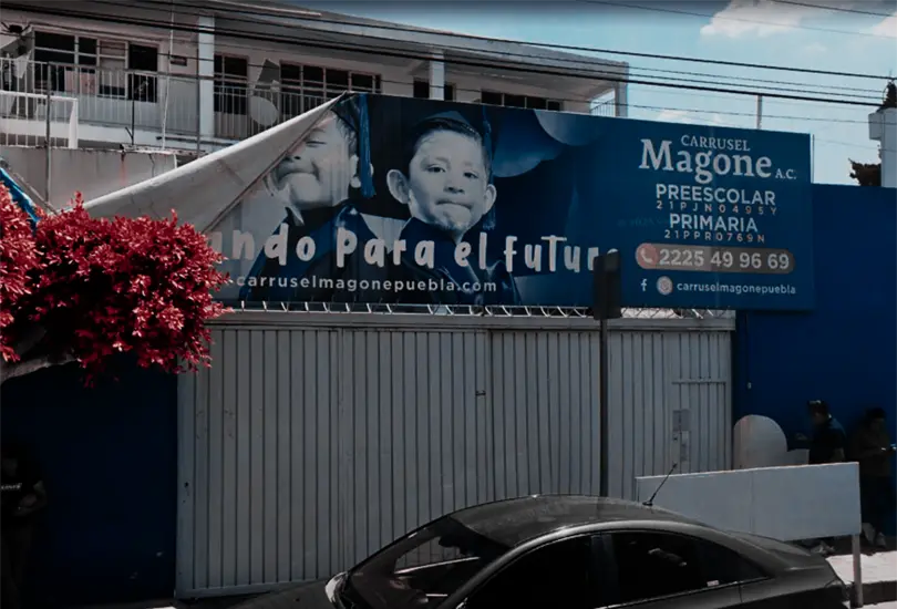 El espacio está conectado directamente con dos áreas escolares, lo que habría facilitado su uso dentro de la dinámica del colegio.