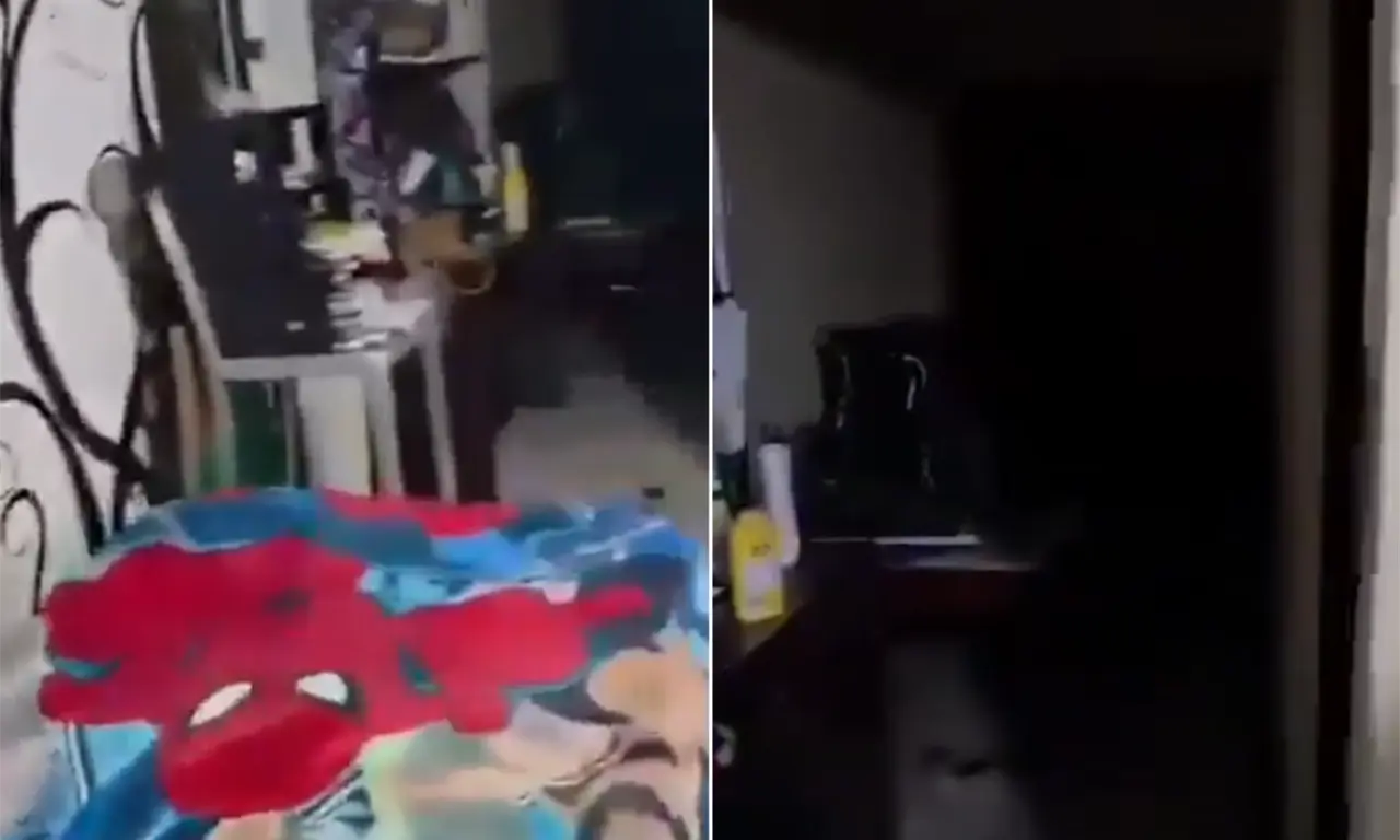  En el interior se observan dos camas, muebles y ropa; tiene un acceso al salón de música y otro al patio de juegos. 