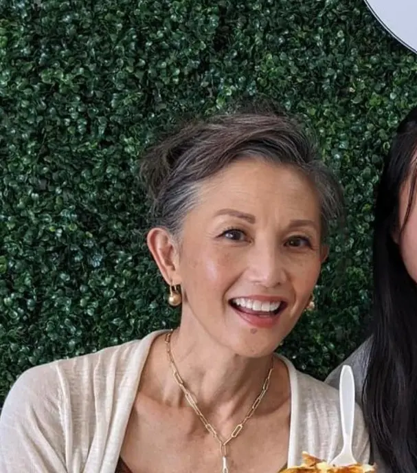 En 2021 retom&oacute; su personaje de Kumiko en la serie 'Cobra Kai', conectando su trayectoria actual con el papel que la lanz&oacute; a la fama d&eacute;cadas atr&aacute;s.