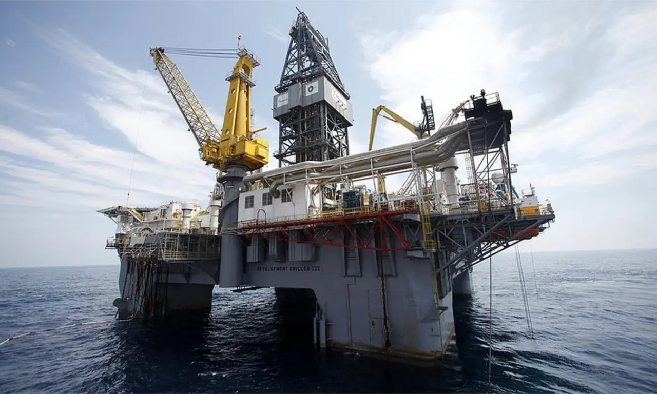  Derrame en el Golfo: Gobierno admite origen en Pemex y separa a tres funcionarios de su cargo 