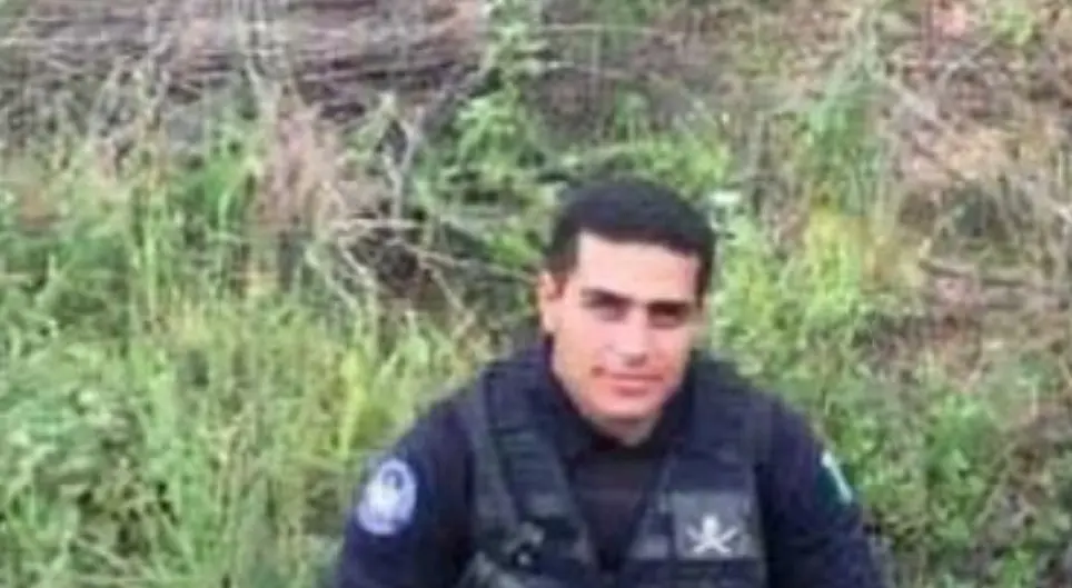 Complement&oacute; su formaci&oacute;n con cursos de especializaci&oacute;n en instituciones internacionales como la Universidad de Harvard, as&iacute; como en agencias estadounidenses como el FBI y la DEA.