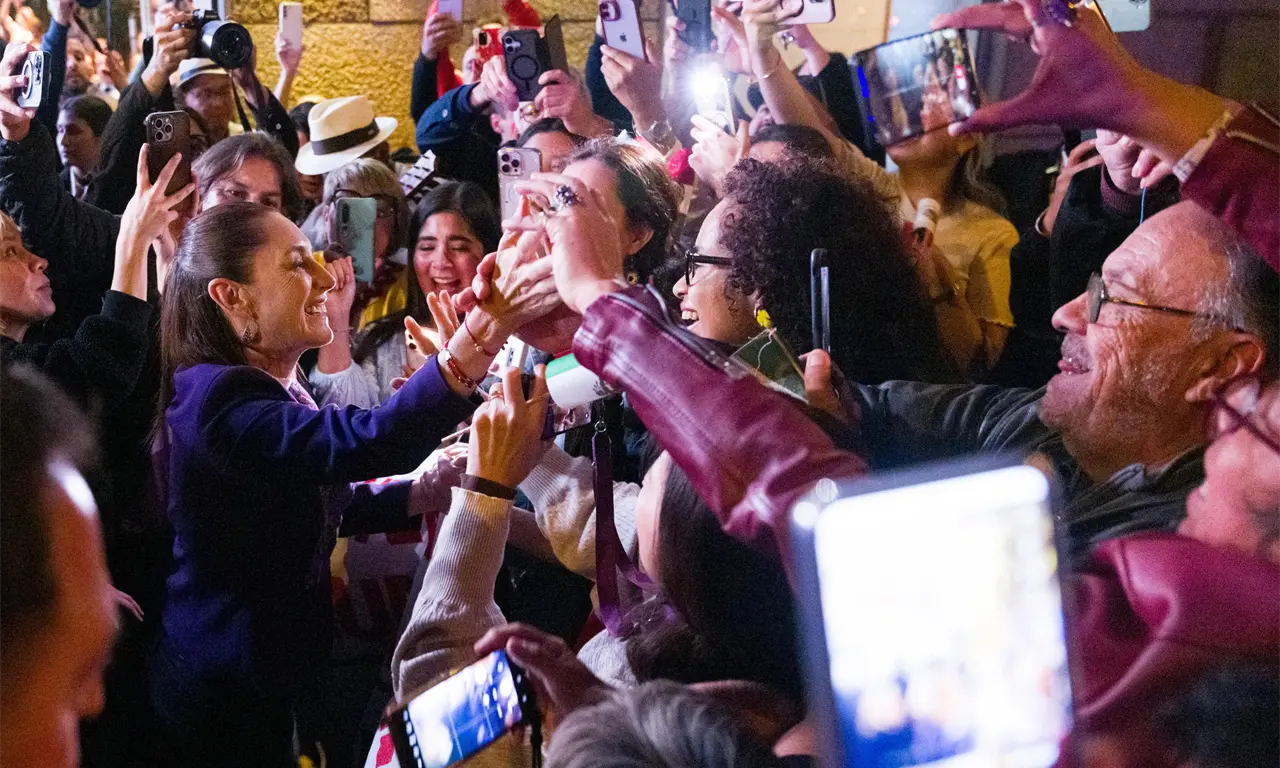  Sheinbaum desata euforia en Barcelona: mexicanos la reciben con son jarocho y flores 
