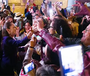 Sheinbaum desata euforia en Barcelona: mexicanos la reciben con son jarocho y flores