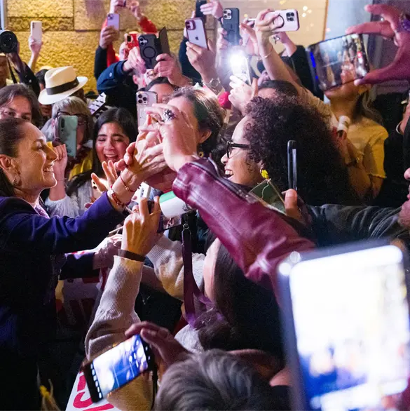 Sheinbaum desata euforia en Barcelona: mexicanos la reciben con son jarocho y flores