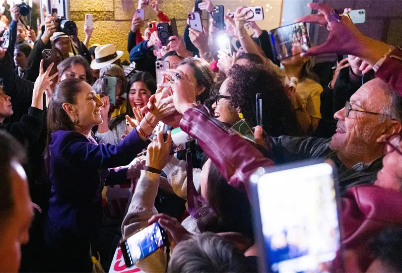 Sheinbaum desata euforia en Barcelona: mexicanos la reciben con son jarocho y flores
