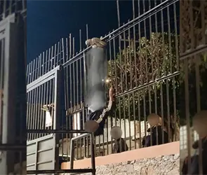 Un hombre quiso meterse a robar a una iglesia y termin&oacute; colgado de cabeza