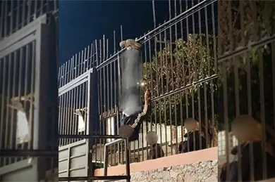 Un hombre quiso meterse a robar a una iglesia y termin&oacute; colgado de cabeza