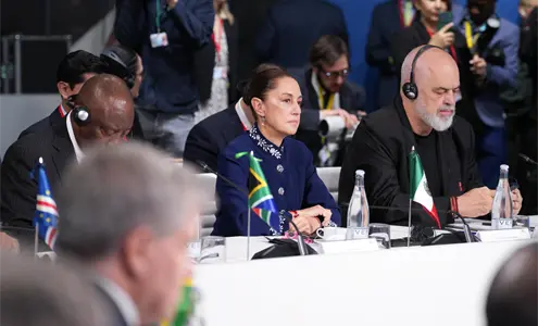 En cumbre internacional, Sheinbaum impulsa redirigir 10% del gasto militar global a la deforestaci&oacute;n